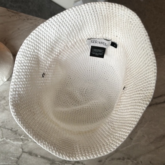 GC Maison Michel Axel shell-embellished knitted bucket hat white size small - Picture 7 of 8